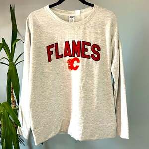 Calgary Flames Crewneck sweatshirt, NHL, soft, chenille embroidered logo Lg NEW